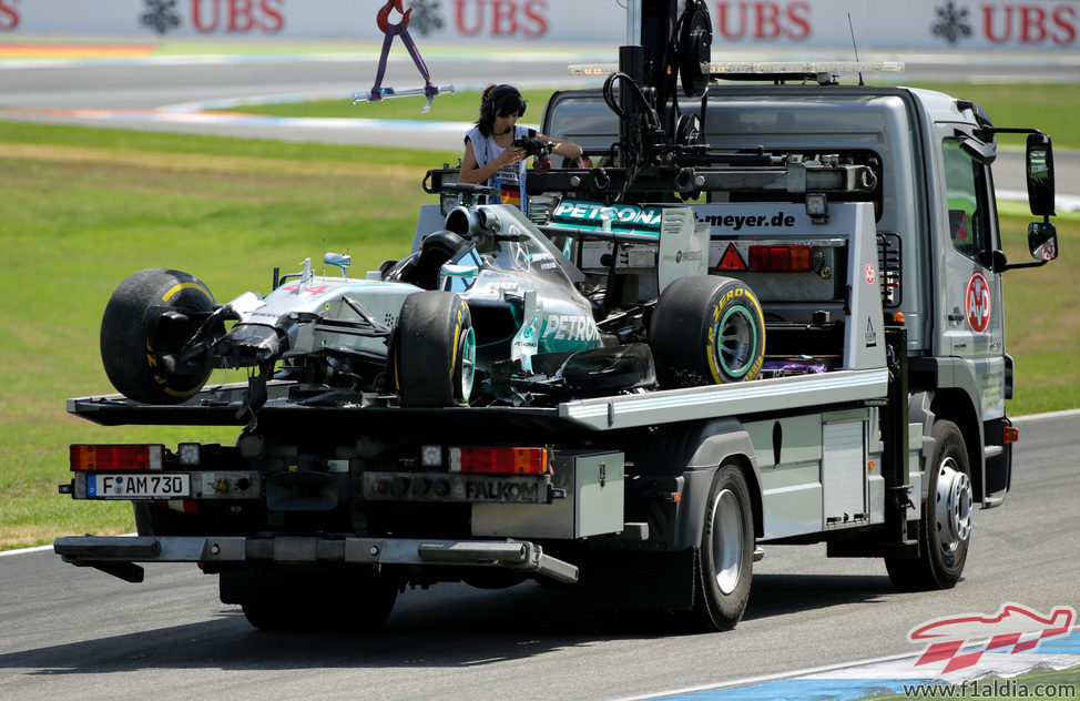 La grúa se lleva el Mercedes W05 en Alemania