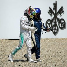 Lewis Hamilton sale ileso del accidente