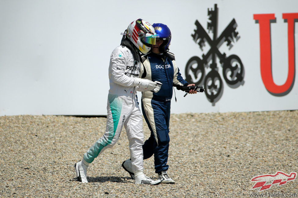 Lewis Hamilton sale ileso del accidente