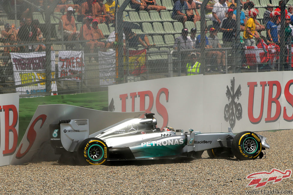 Fallo de frenos y accidente de Lewis Hamilton