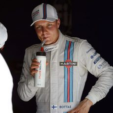 Valtteri Bottas se hidrata tras la clasificación