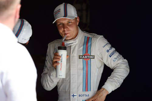 Valtteri Bottas se hidrata tras la clasificación