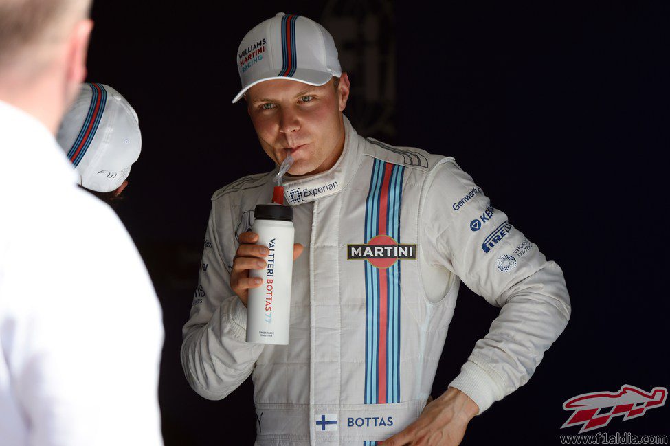 Valtteri Bottas se hidrata tras la clasificación