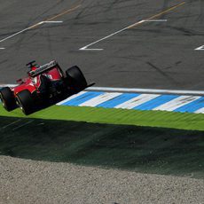 Fernando Alonso a punto de cruzar la línea de meta