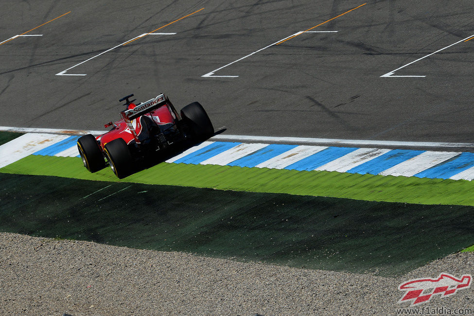 Fernando Alonso a punto de cruzar la línea de meta