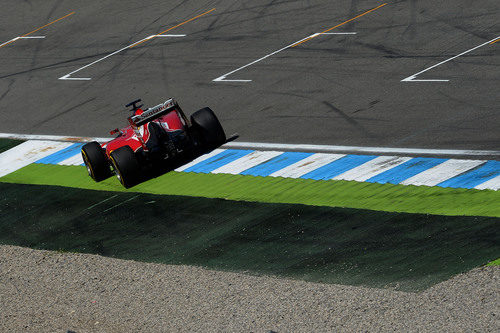 Fernando Alonso a punto de cruzar la línea de meta