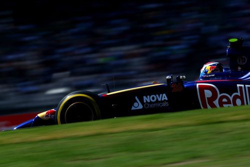 Jean-Eric Vergne trabaja  duro al volante de su STR9