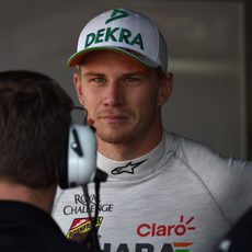 Nico Hülkenberg charla con el equipo en el box