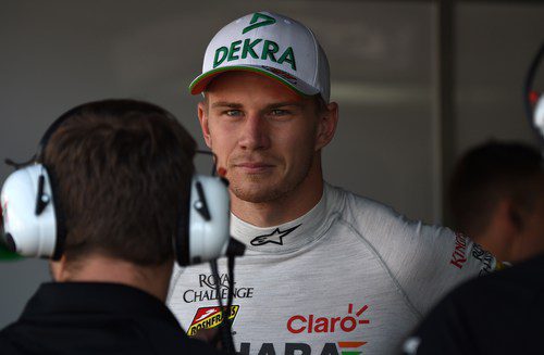 Nico Hülkenberg charla con el equipo en el box