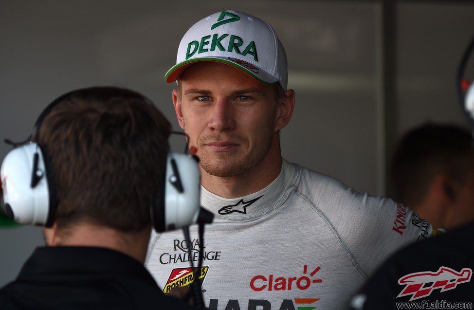 Nico Hülkenberg charla con el equipo en el box