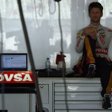 Romain Grosjean espera sentado en el box
