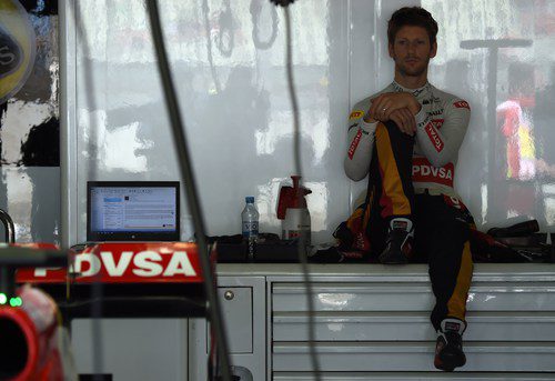 Romain Grosjean espera sentado en el box