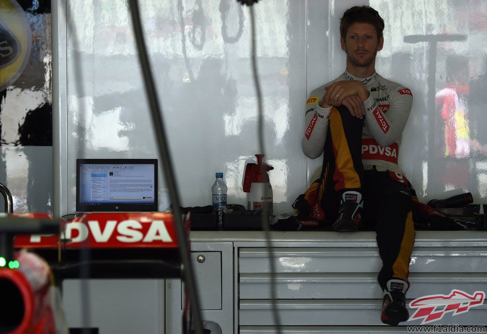 Romain Grosjean espera sentado en el box