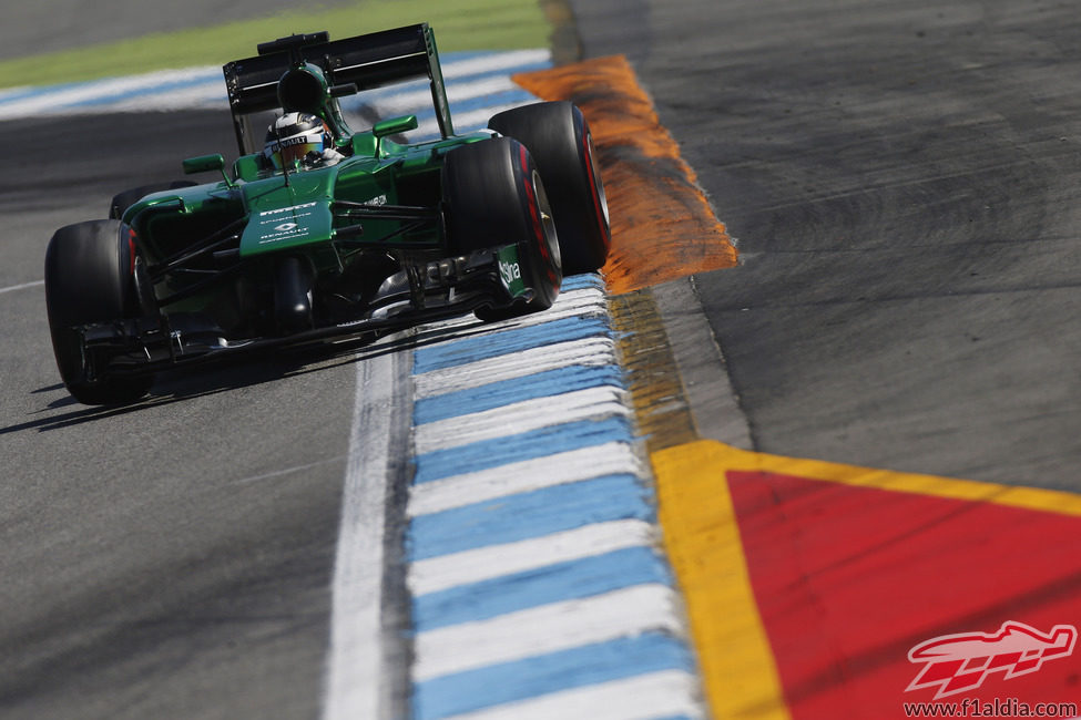 Kamui Kobayashi haciendo su vuelta rápida con los neumáticos superblandos