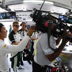 Kamui Kobayashi y Marcus Ericsson bromeando dentro del garaje