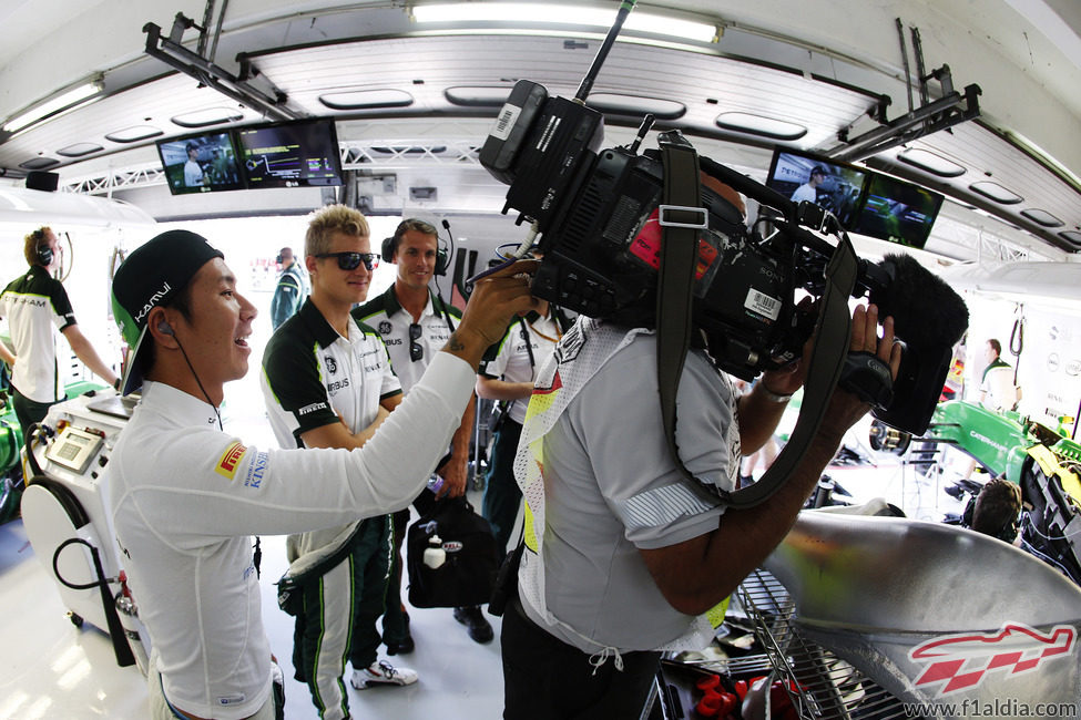 Kamui Kobayashi y Marcus Ericsson bromeando dentro del garaje