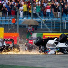 Felipe Massa vuelca en su incidente con Magnussen