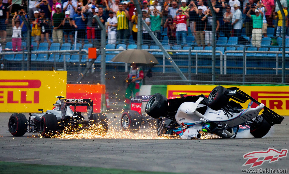 Felipe Massa vuelca en su incidente con Magnussen