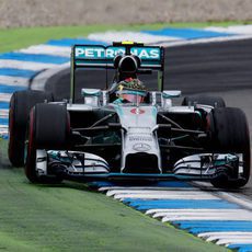 Nico Rosberg lidera sin problemas la carrera