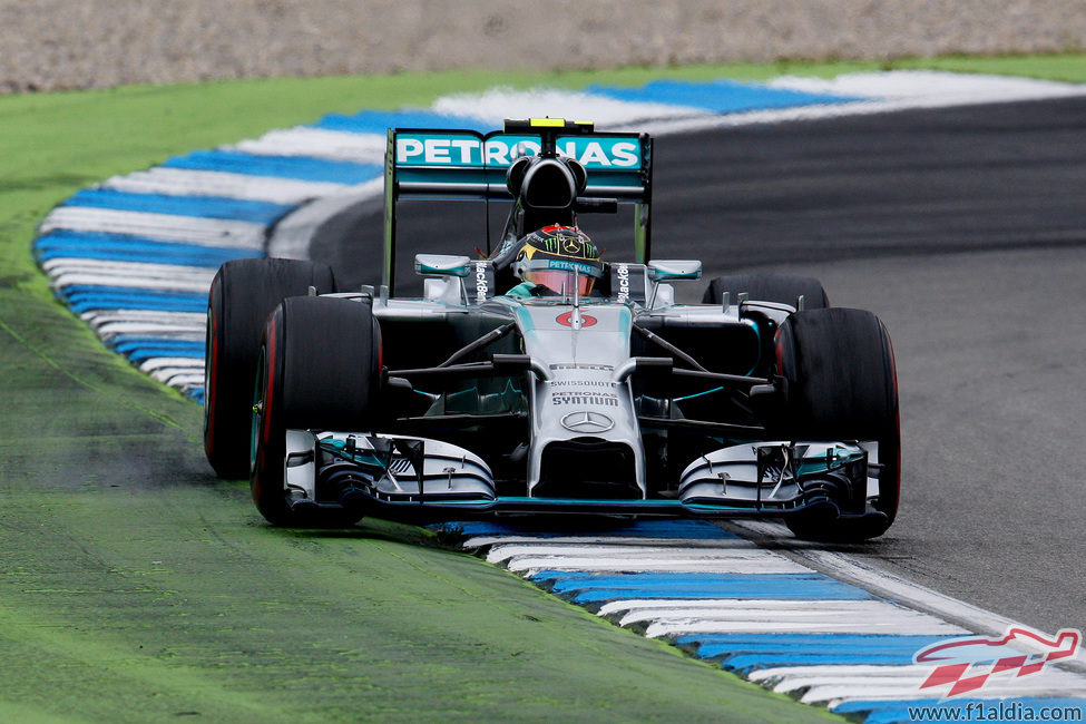 Nico Rosberg lidera sin problemas la carrera
