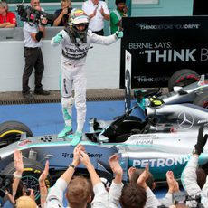 Nico Rosberg celebra la victoria encima del W05