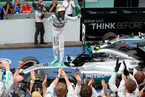 Nico Rosberg celebra la victoria encima del W05