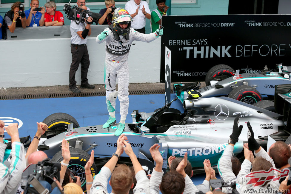Nico Rosberg celebra la victoria encima del W05