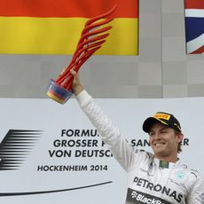 Nico Rosberg alza el trofeo de ganador
