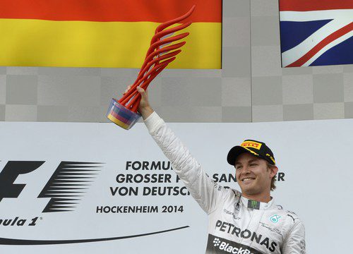 Nico Rosberg alza el trofeo de ganador