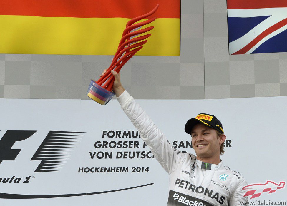 Nico Rosberg alza el trofeo de ganador