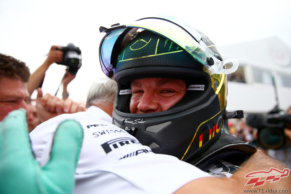 Celebración de Nico Rosberg y el equipo