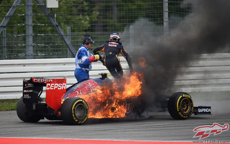 Incendio en el coche de Daniil Kvyat