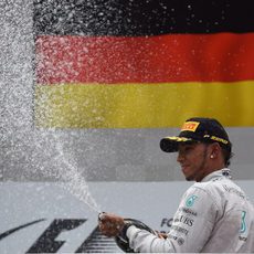 Lewis Hamilton descorcha el champán