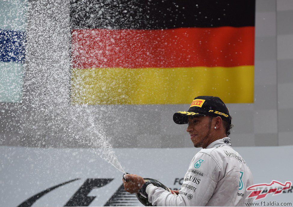 Lewis Hamilton descorcha el champán