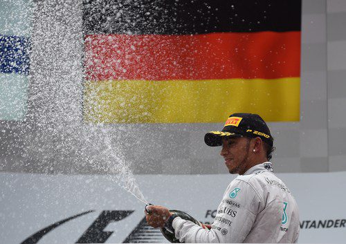 Lewis Hamilton descorcha el champán