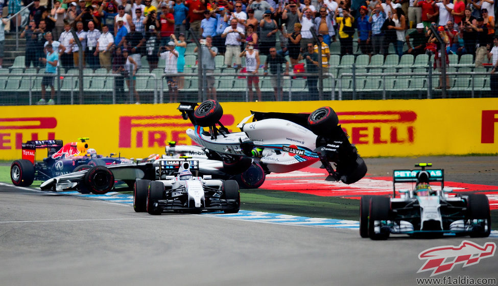 Felipe Massa es catapultado en el aire