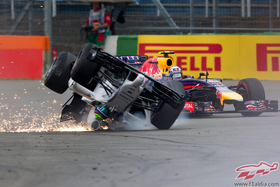 Felipe Massa se queda boca abajo en la pista