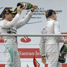 Nico Rosberg, de celebración con Valtteri Bottas