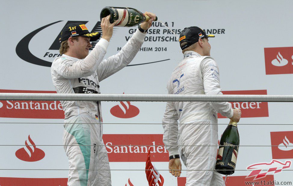 Nico Rosberg, de celebración con Valtteri Bottas