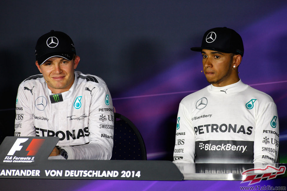 Lewis Hamilton y Nico Rosberg, en la rueda de prensa