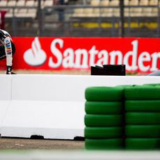 Adrian Sutil saltando el muro tras su abandono