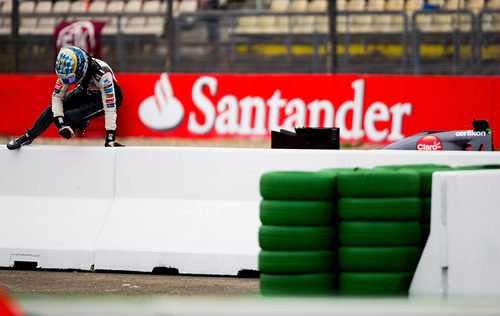 Adrian Sutil saltando el muro tras su abandono