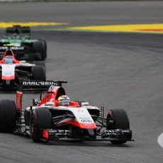 Los Marussia por delante de un Caterham