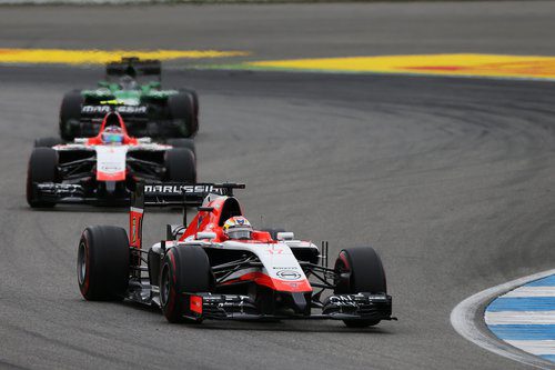 Los Marussia por delante de un Caterham