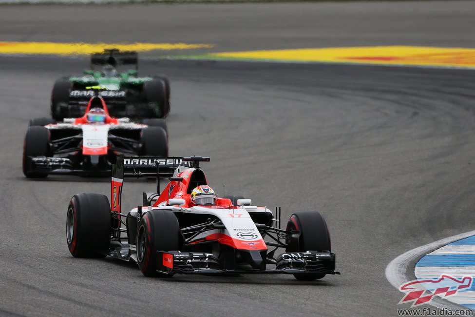 Los Marussia por delante de un Caterham