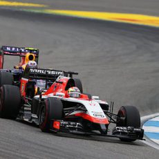 Jules Bianchi a punto de ser adelantado por Ricciardo