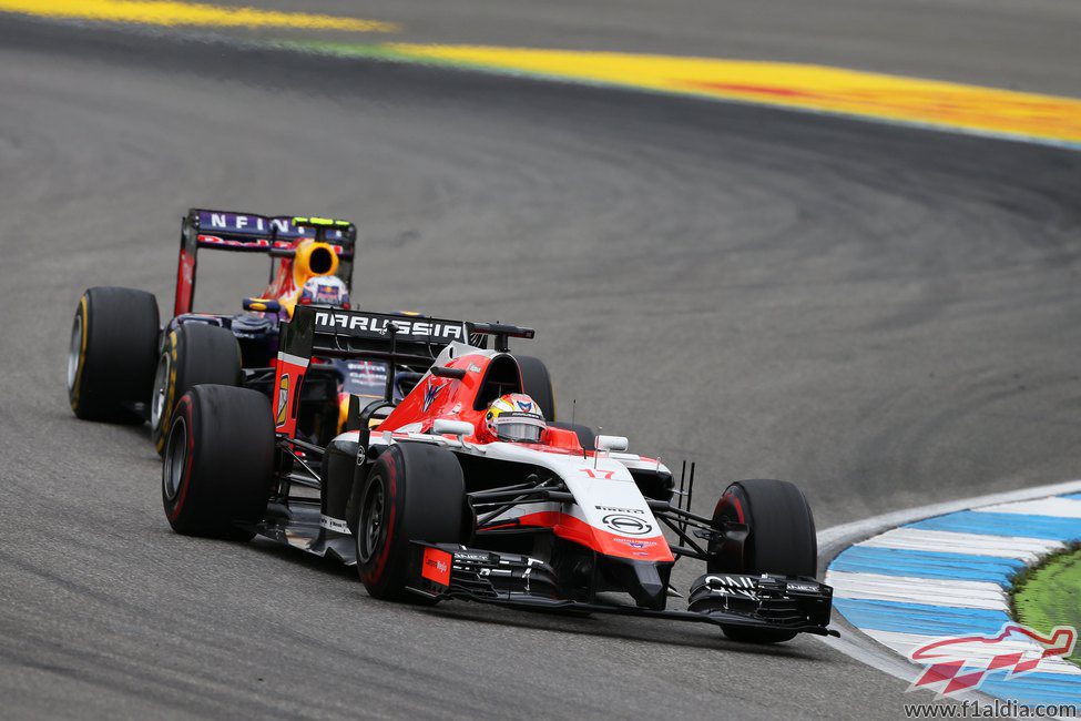 Jules Bianchi a punto de ser adelantado por Ricciardo