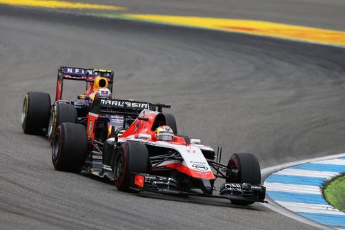 Jules Bianchi a punto de ser adelantado por Ricciardo