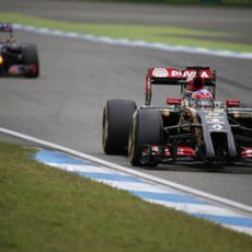 Romain Grosjean perseguido por Daniel Ricciardo