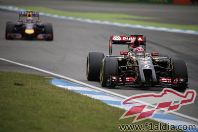 Romain Grosjean perseguido por Daniel Ricciardo